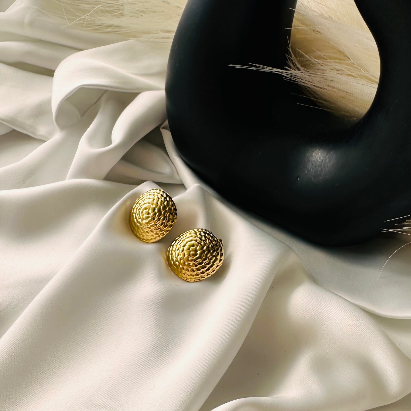 Orecchini a Scudo Martellati: Brilla con Forza