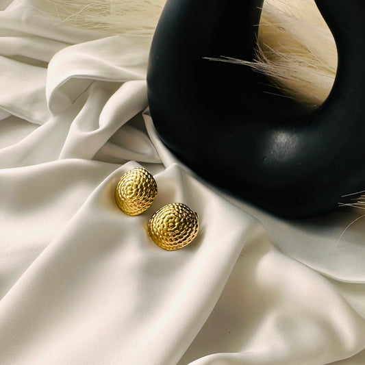 Orecchini a Scudo Martellati: Brilla con Forza