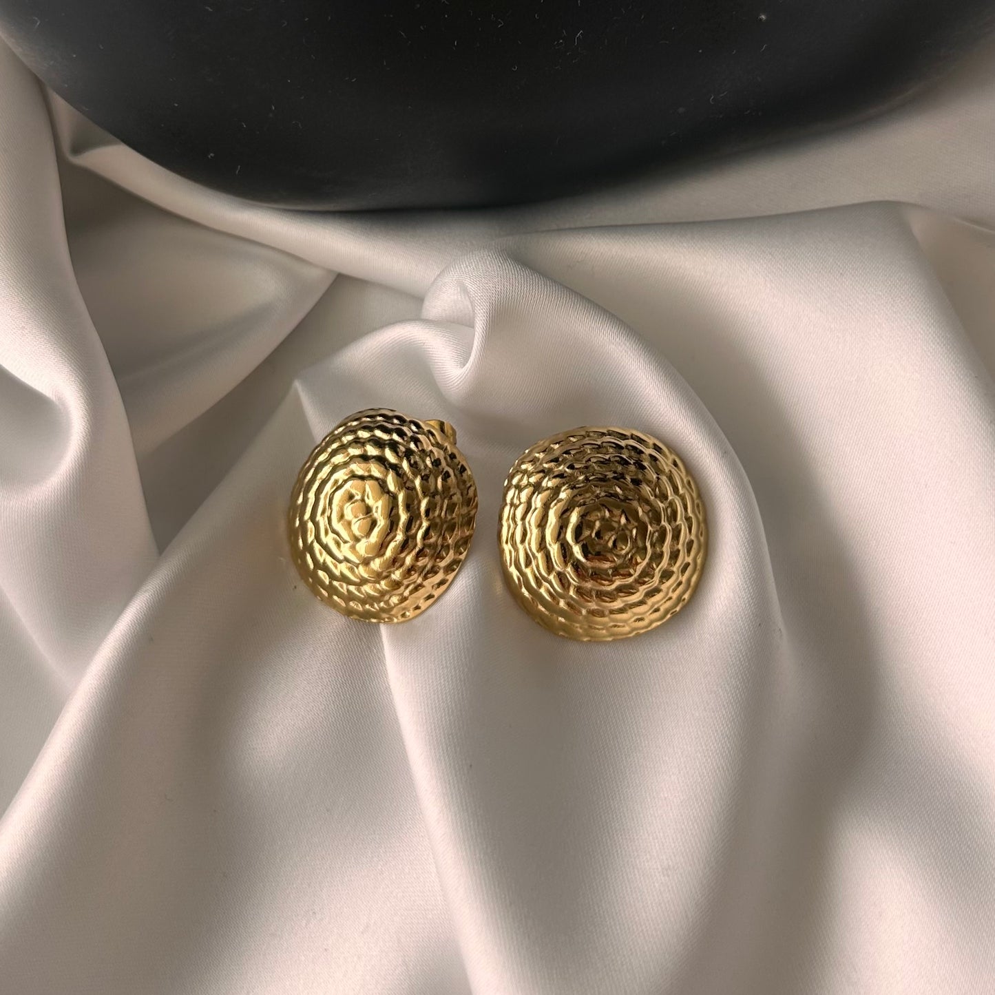 Orecchini a Scudo Martellati: Brilla con Forza