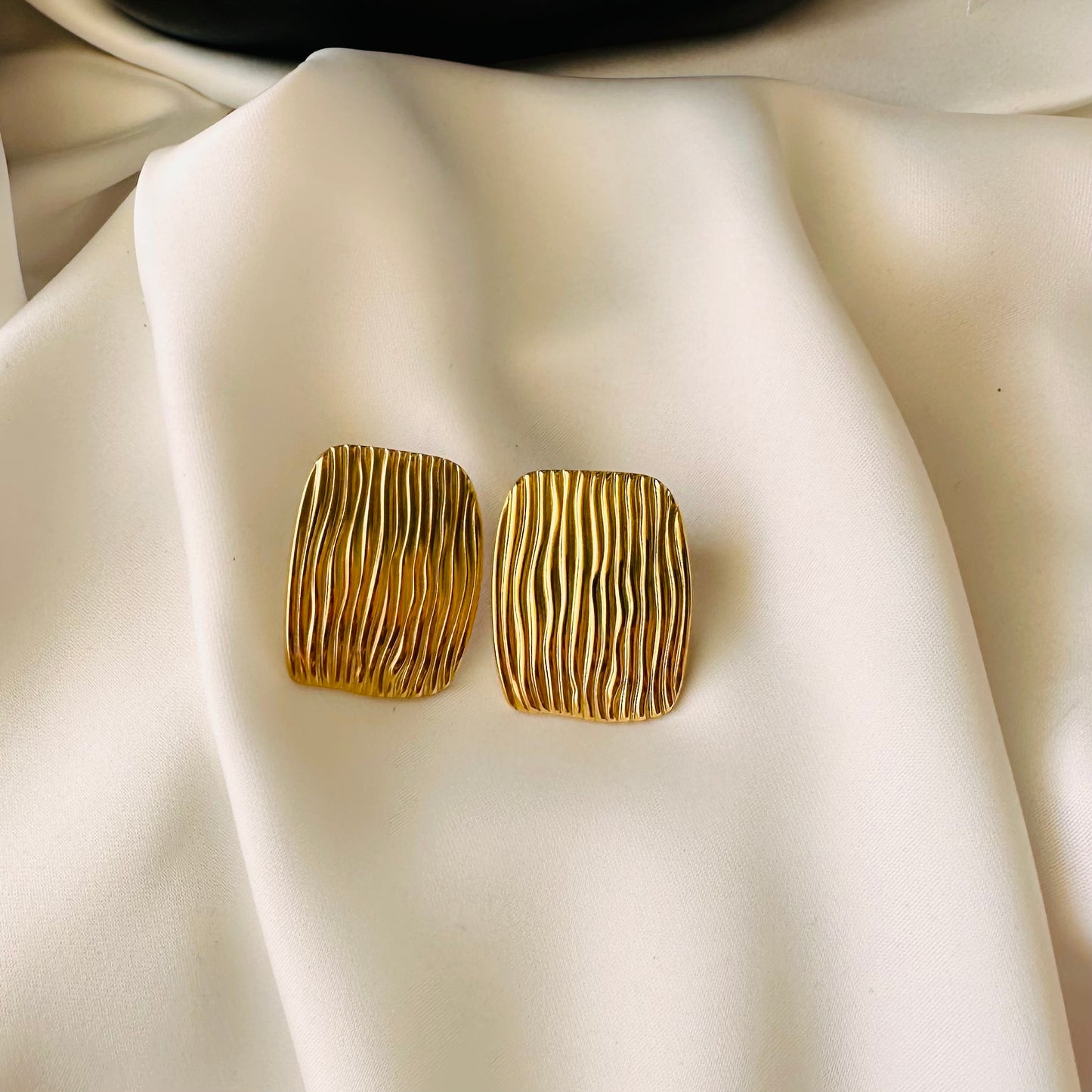 Orecchini rettangolari onde: Eleganza moderna e simbolica