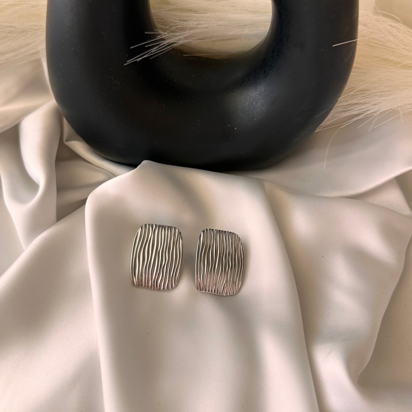 Orecchini rettangolari onde: Eleganza moderna e simbolica