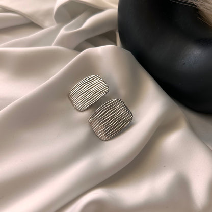 Orecchini rettangolari onde: Eleganza moderna e simbolica