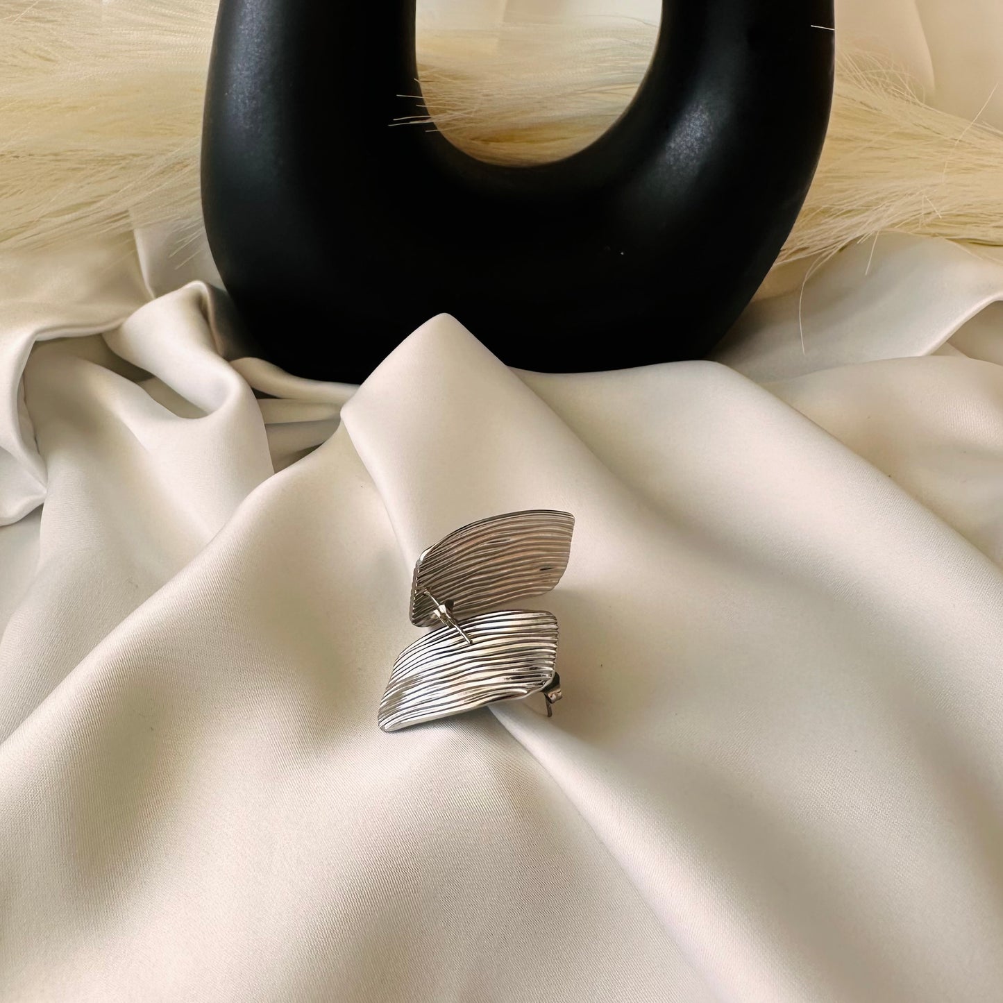 Orecchini rettangolari onde: Eleganza moderna e simbolica