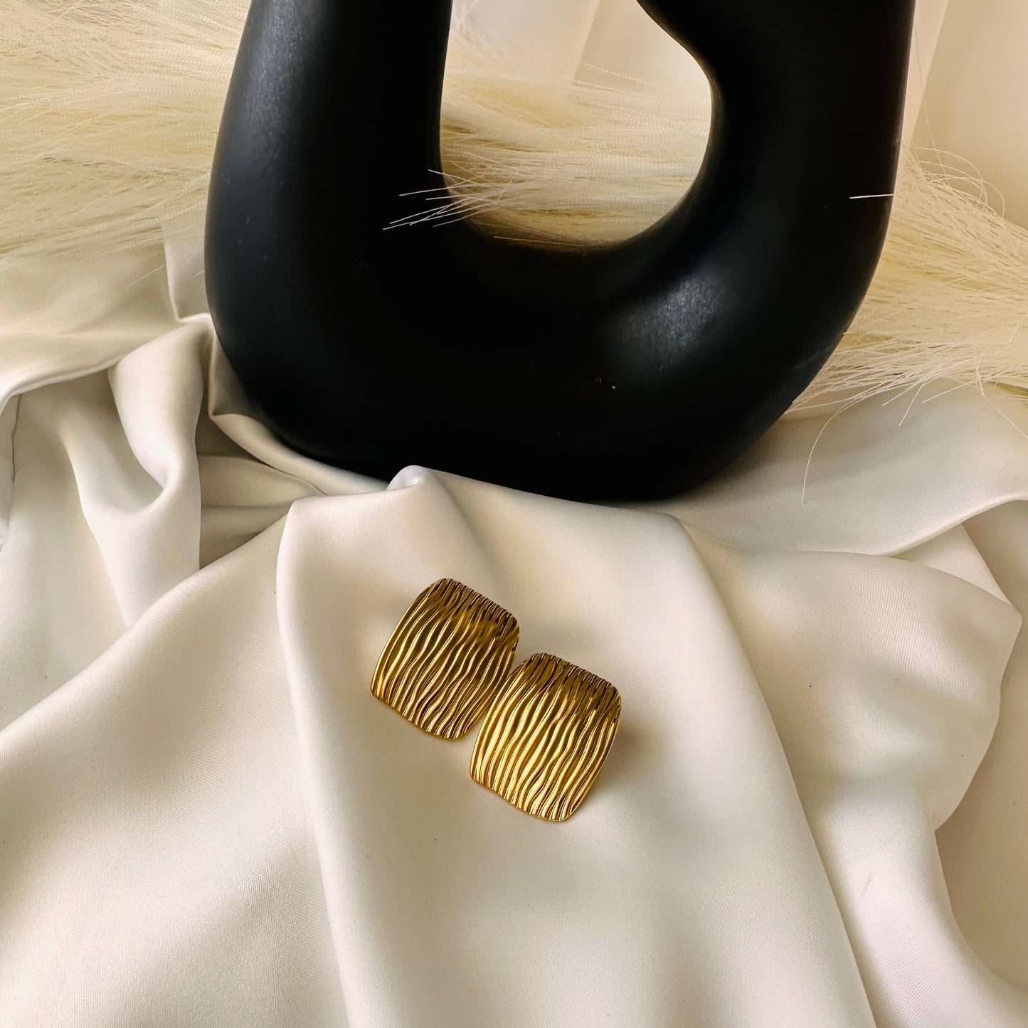 Orecchini rettangolari onde: Eleganza moderna e simbolica