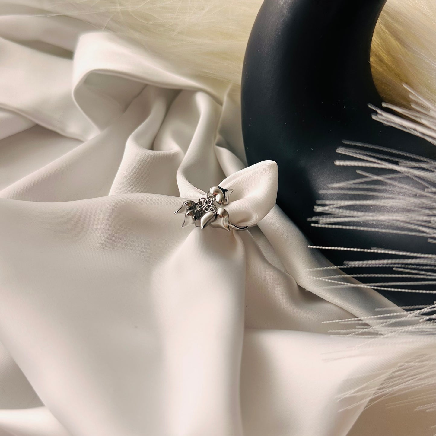 Anello dei Sei Cuori: Eleganza con un significato profondo