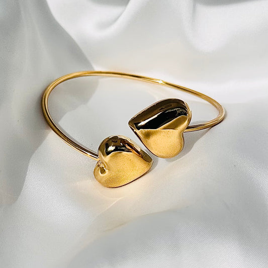 Bracciale rigido con 2 cuori placcati in oro acciaio inossidabile