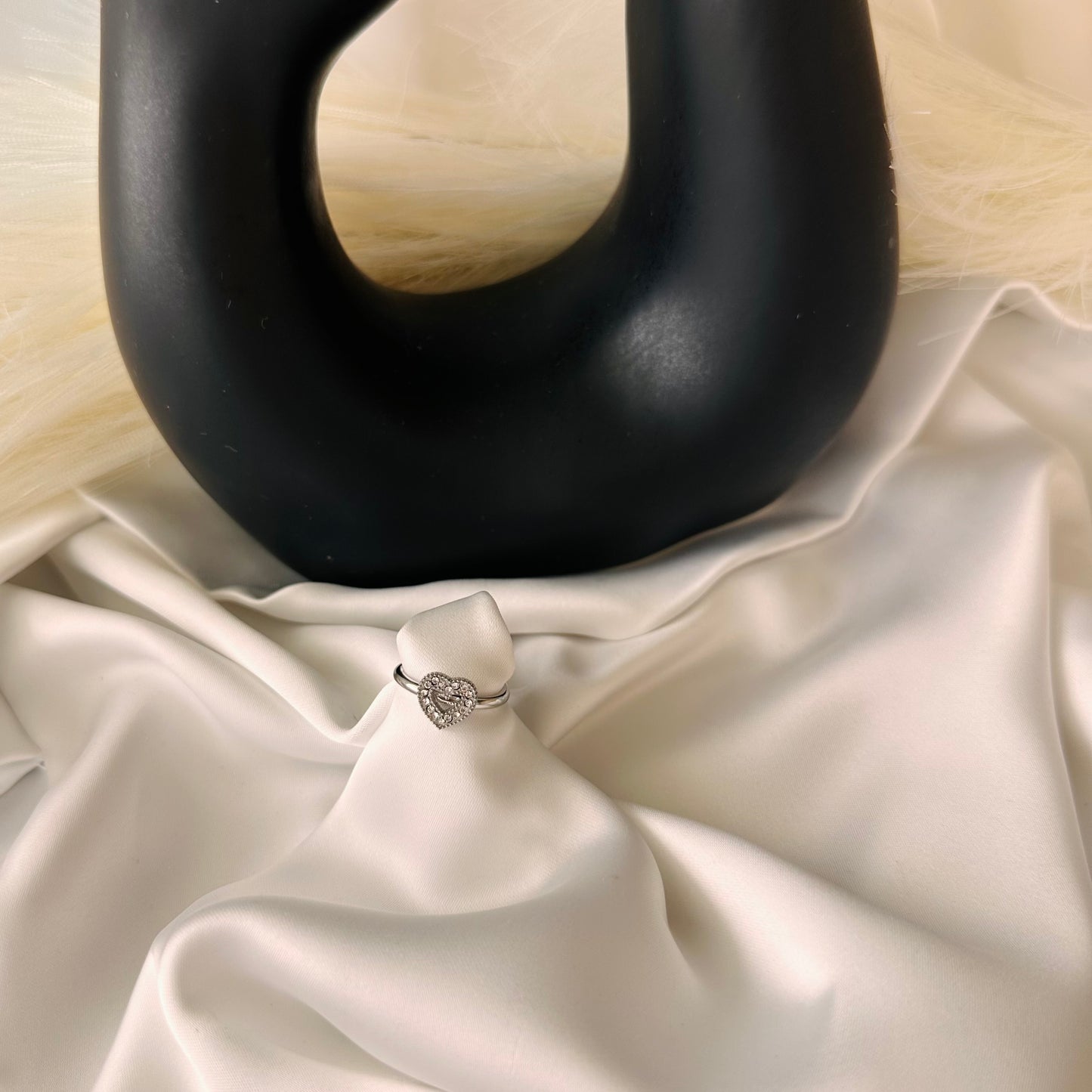 Anello Cuore di Luce: Il Gioiello che Celebra l'Amore