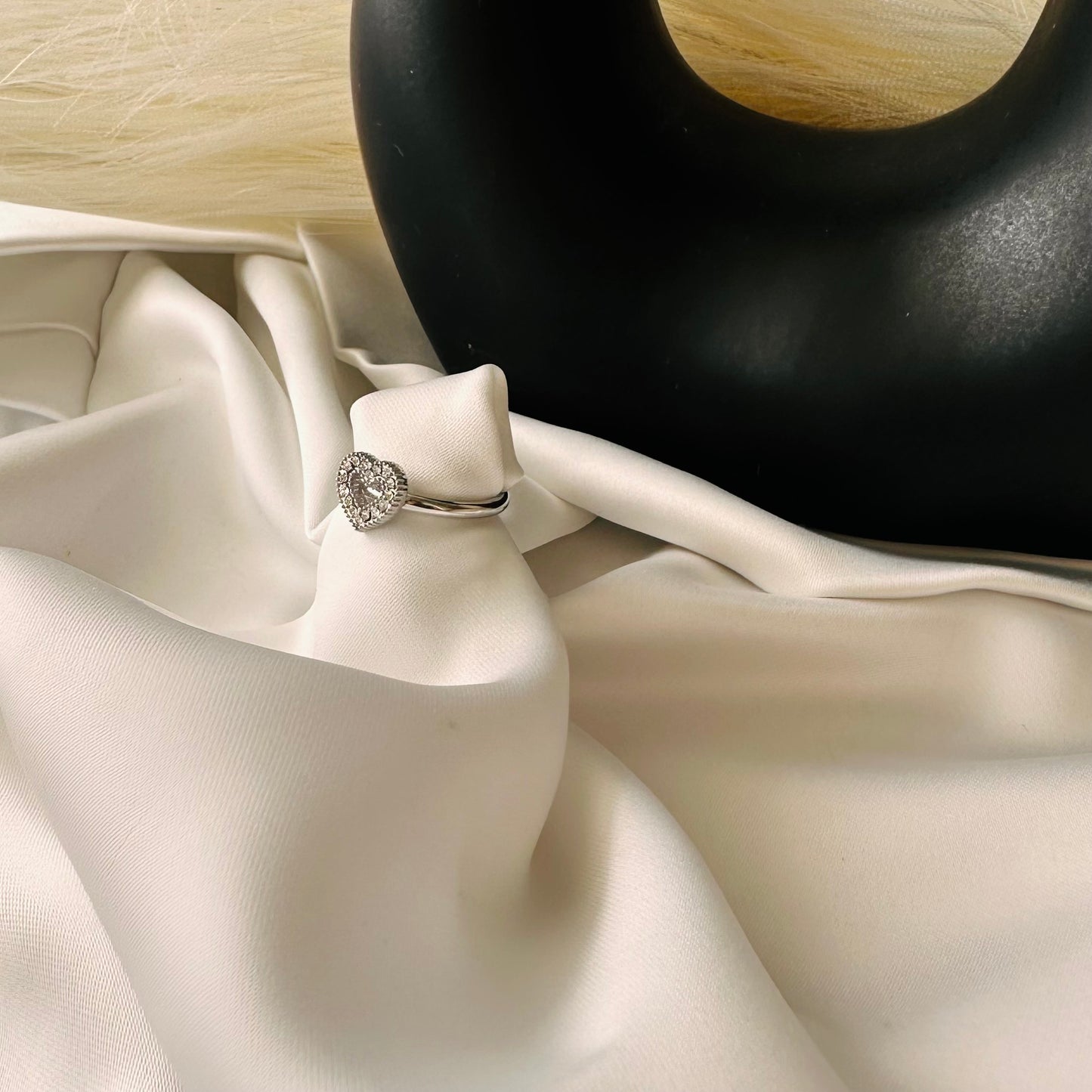 Anello Cuore di Luce: Il Gioiello che Celebra l'Amore