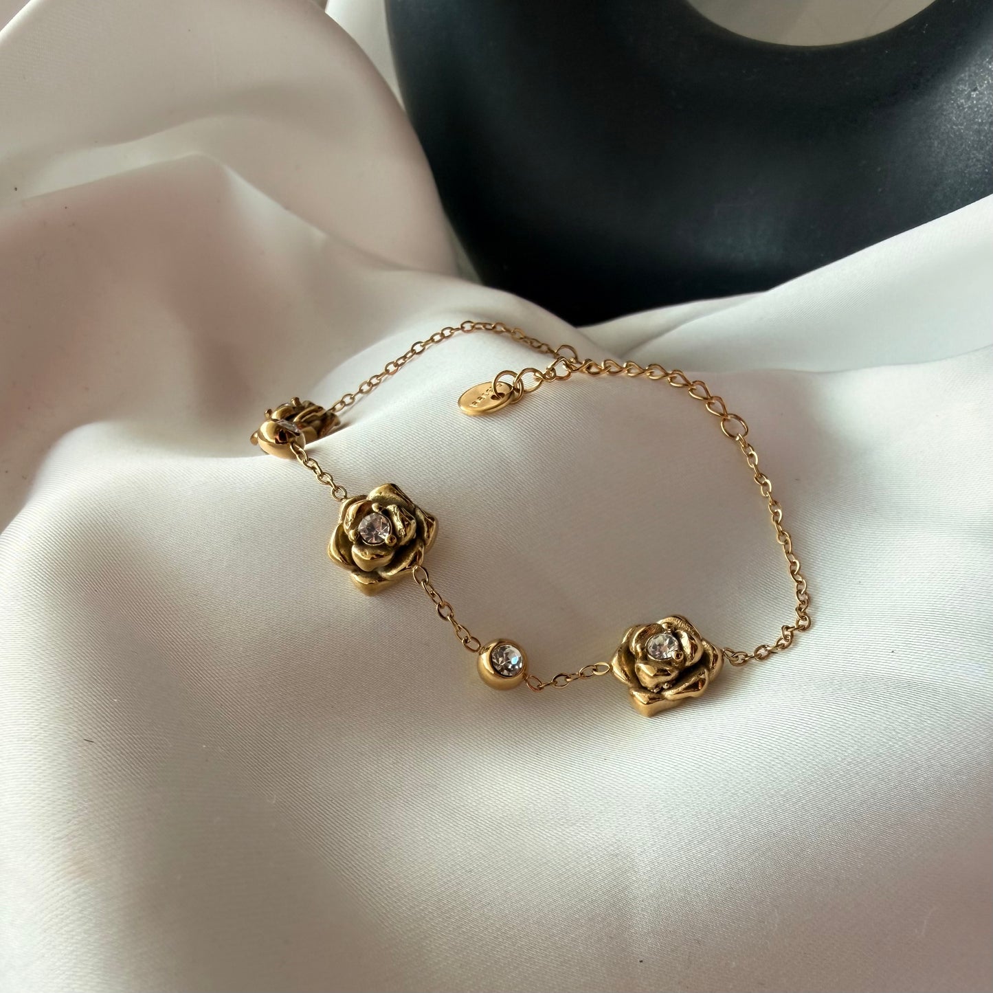 Bracciale "Rose Eterne": Il Riflesso del tuo successo