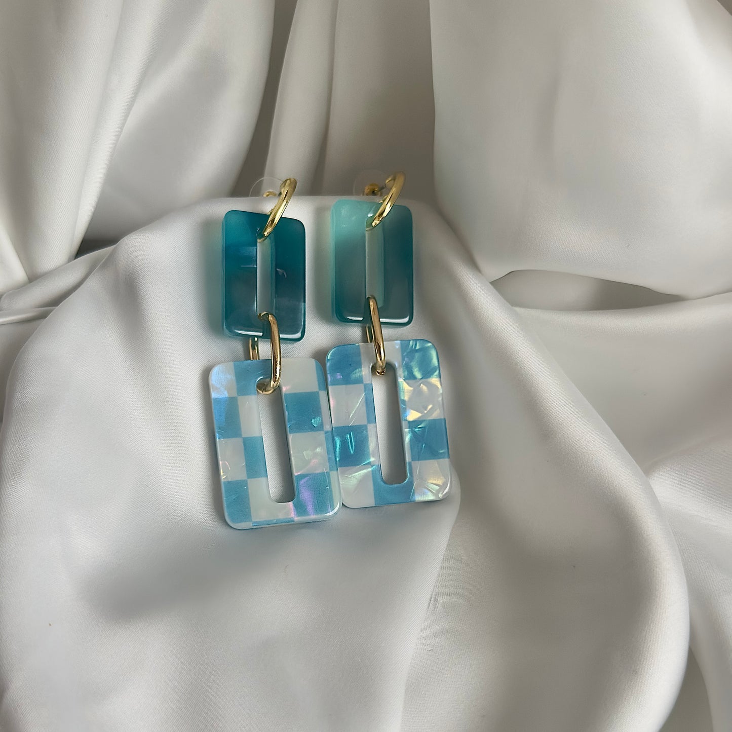Orecchini in resina rettangolari e scacchi leggeri