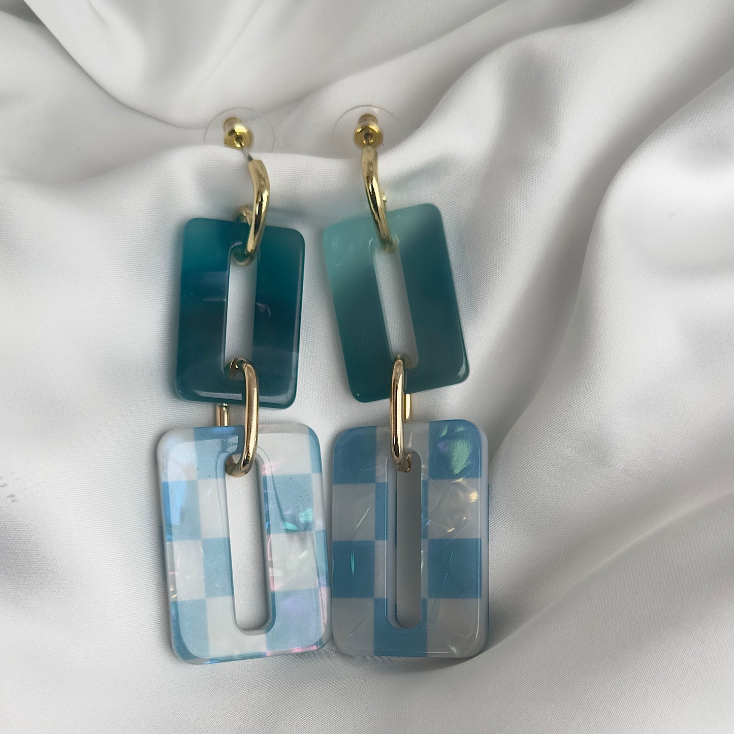Orecchini in resina rettangolari e scacchi leggeri