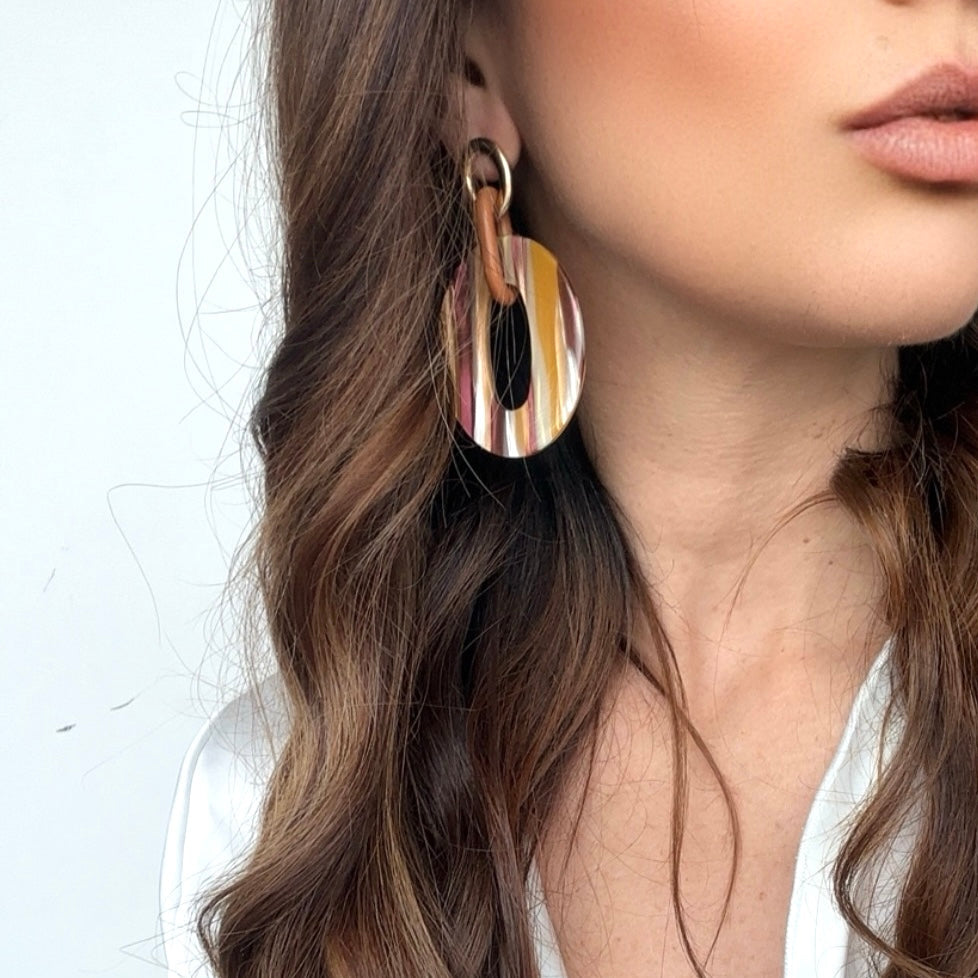 Orecchini Cerchio Ovali Striati in Resina Marrone, Bianco  e Bordeaux placcati oro