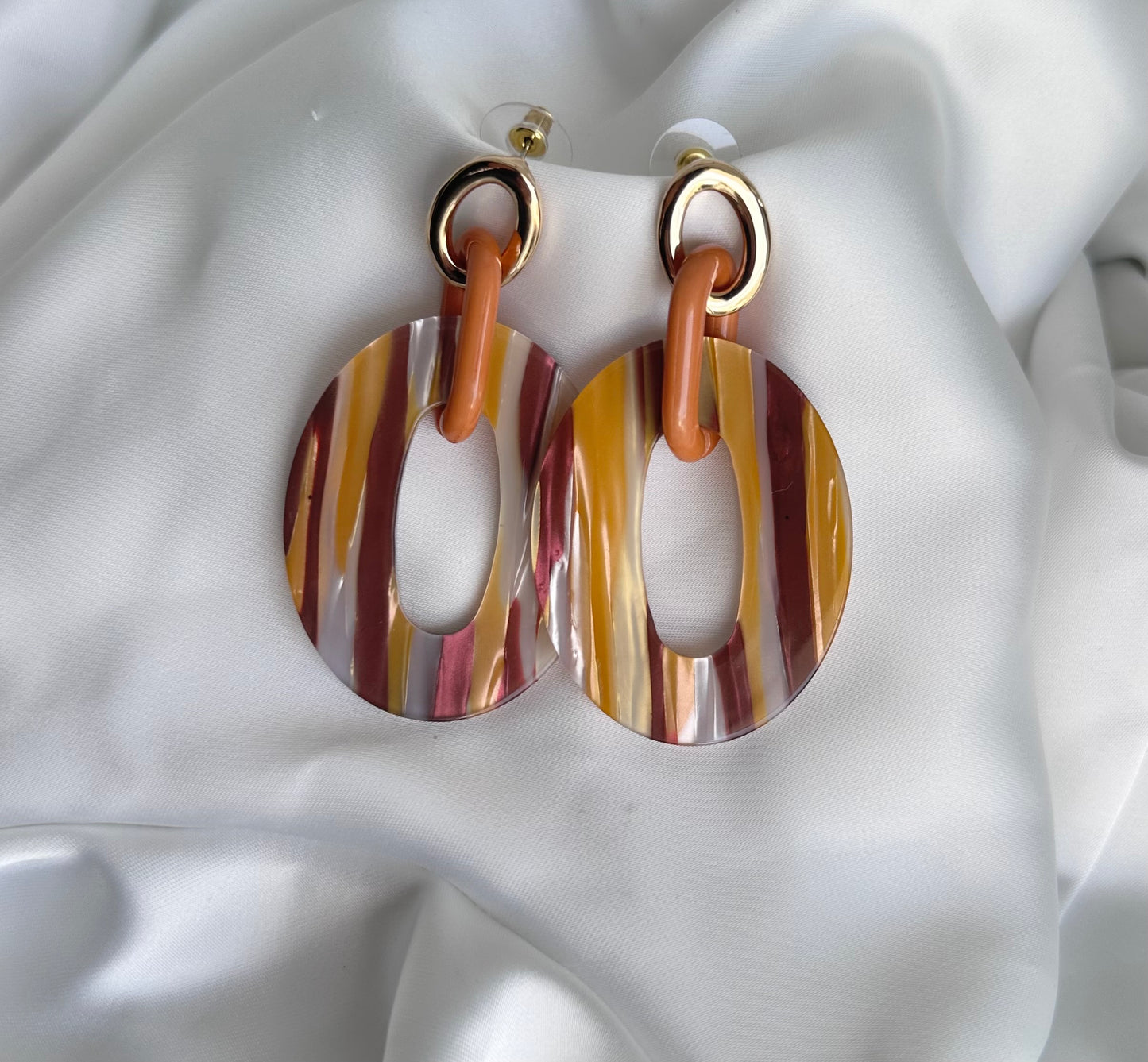 Orecchini Cerchio Ovali Striati in Resina Marrone, Bianco  e Bordeaux placcati oro