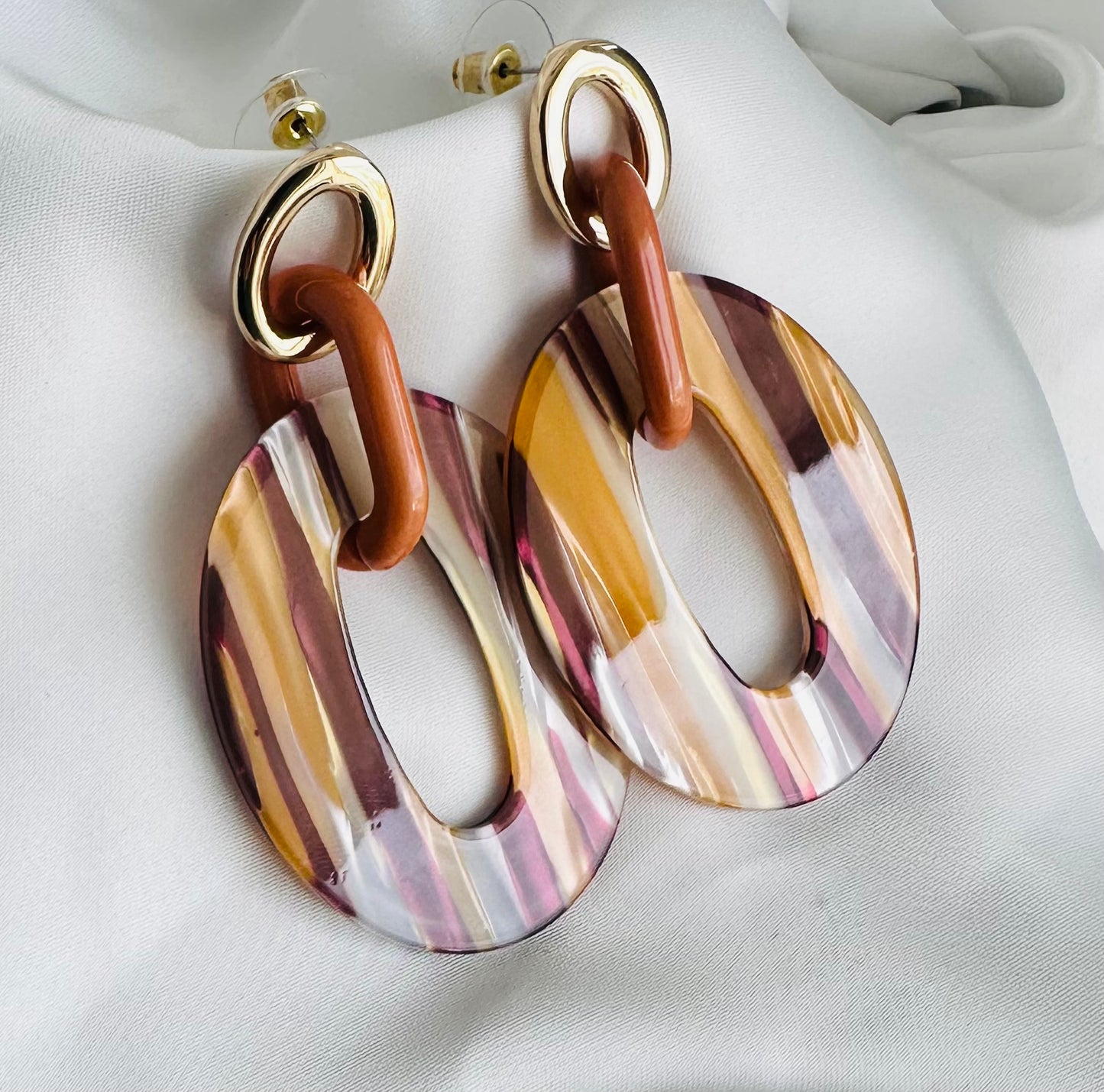 Orecchini Cerchio Ovali Striati in Resina Marrone, Bianco  e Bordeaux placcati oro