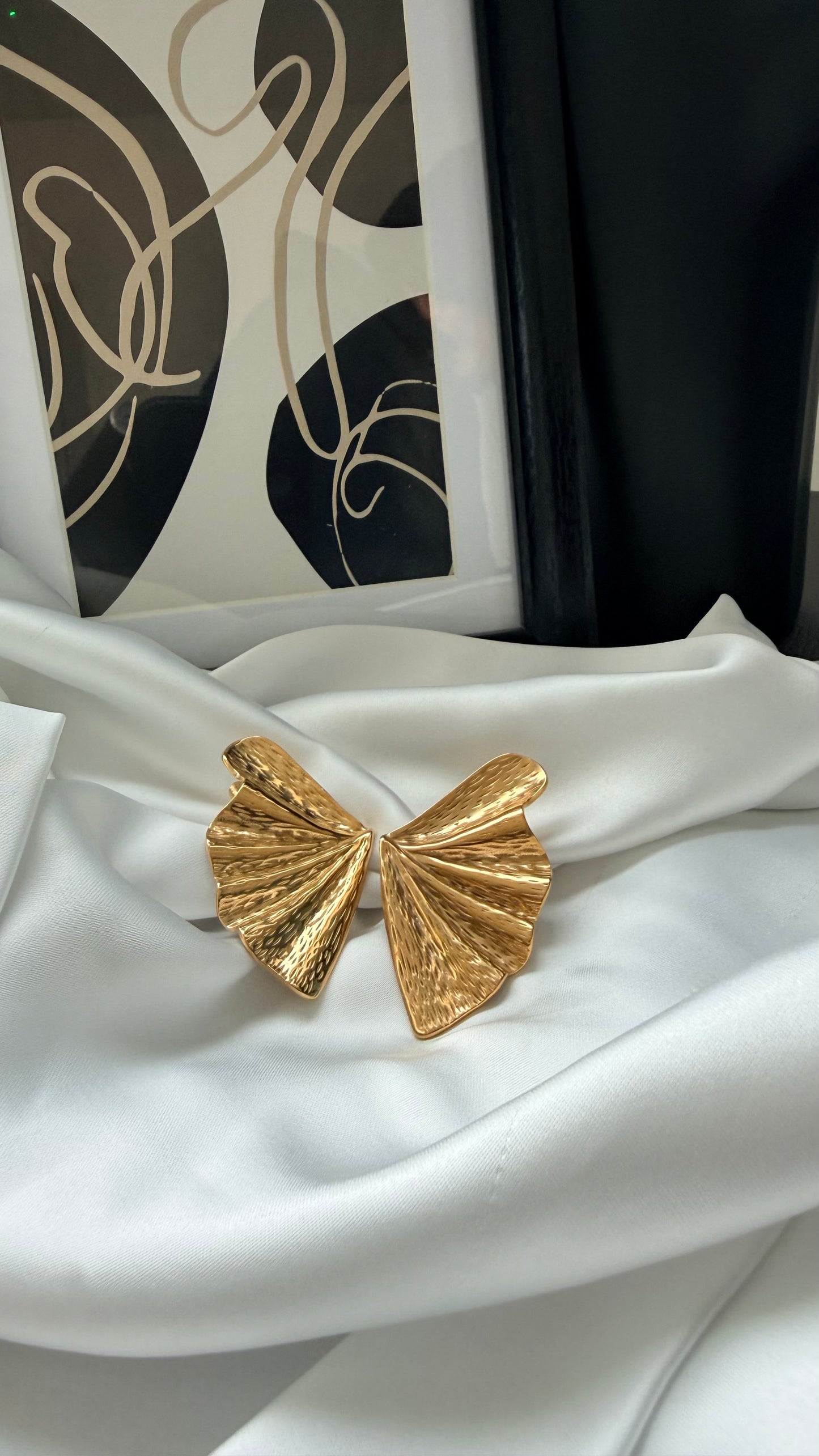 Orecchini Ventaglio: Il Soffio dell'Eleganza