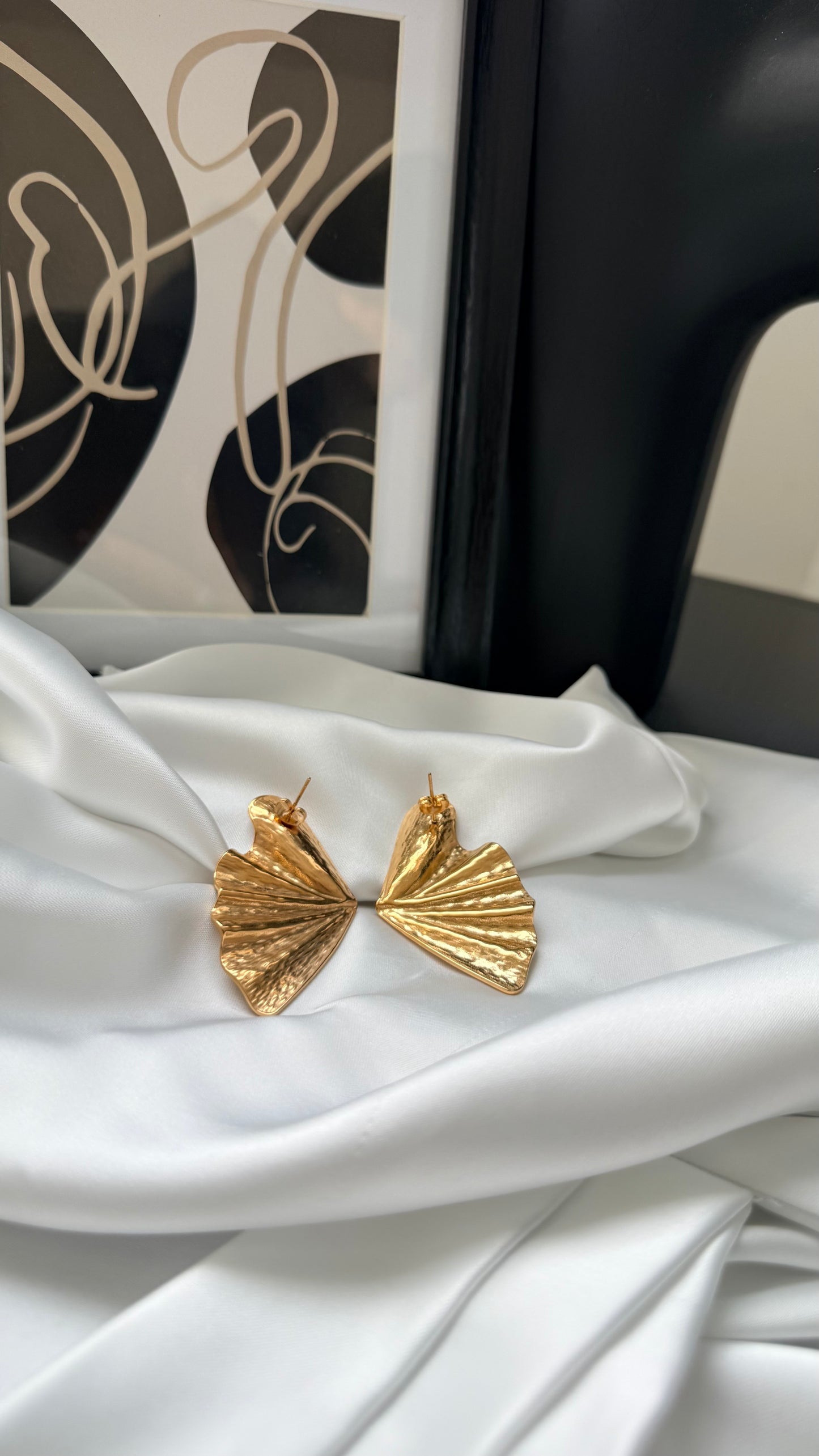 Orecchini Ventaglio: Il Soffio dell'Eleganza