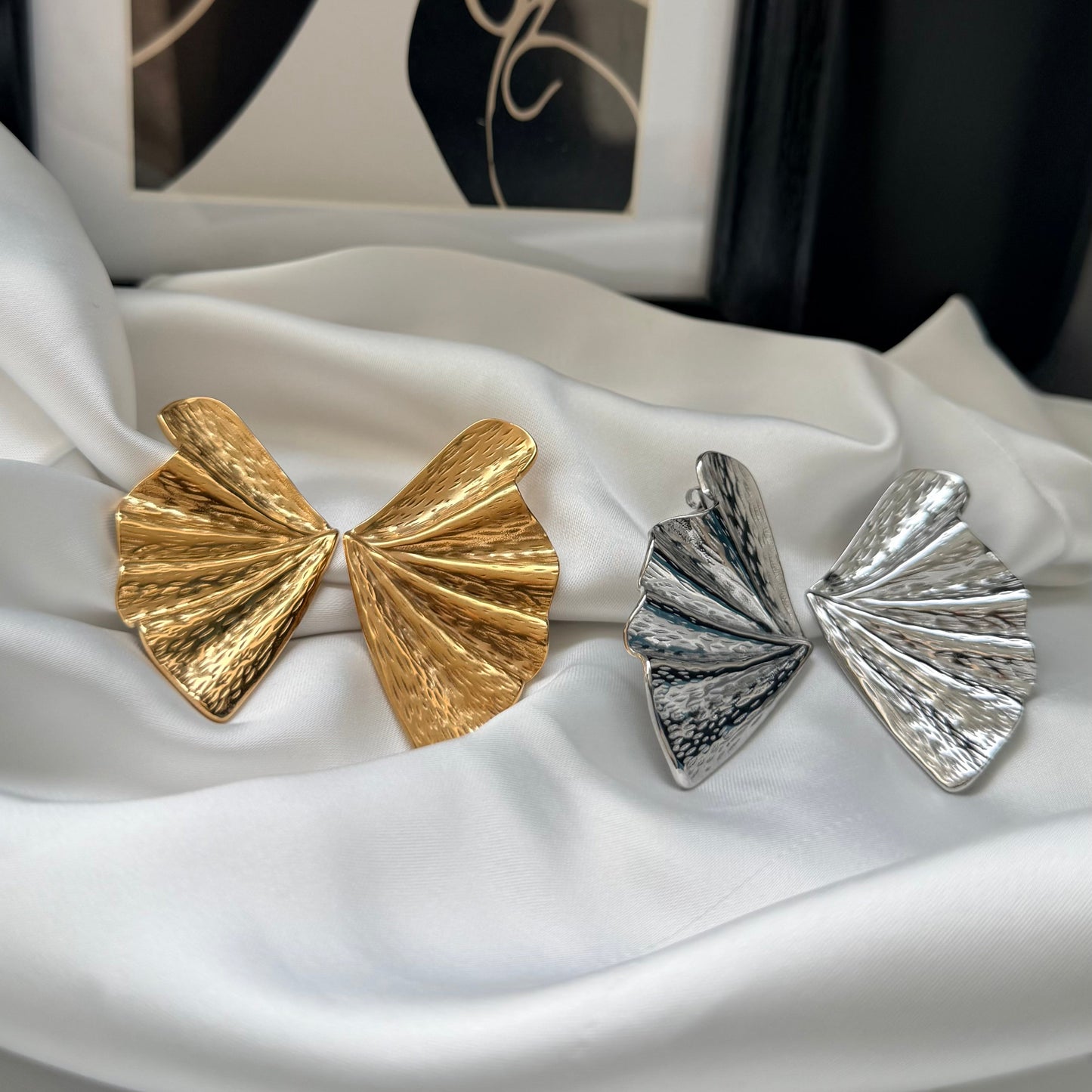 Orecchini Ventaglio: Il Soffio dell'Eleganza