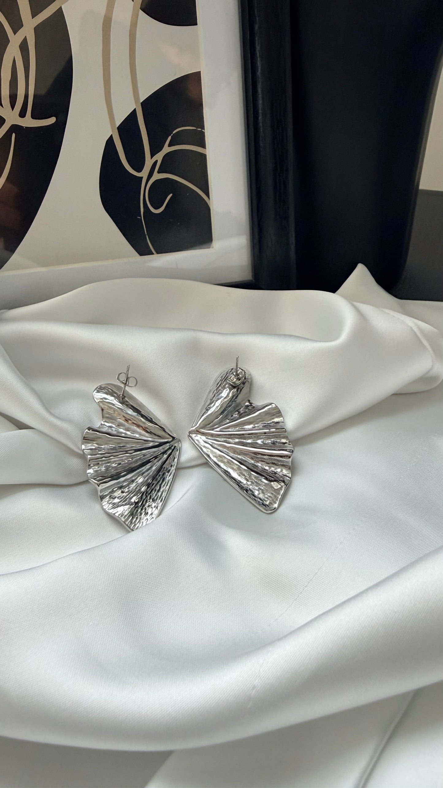 Orecchini Ventaglio: Il Soffio dell'Eleganza