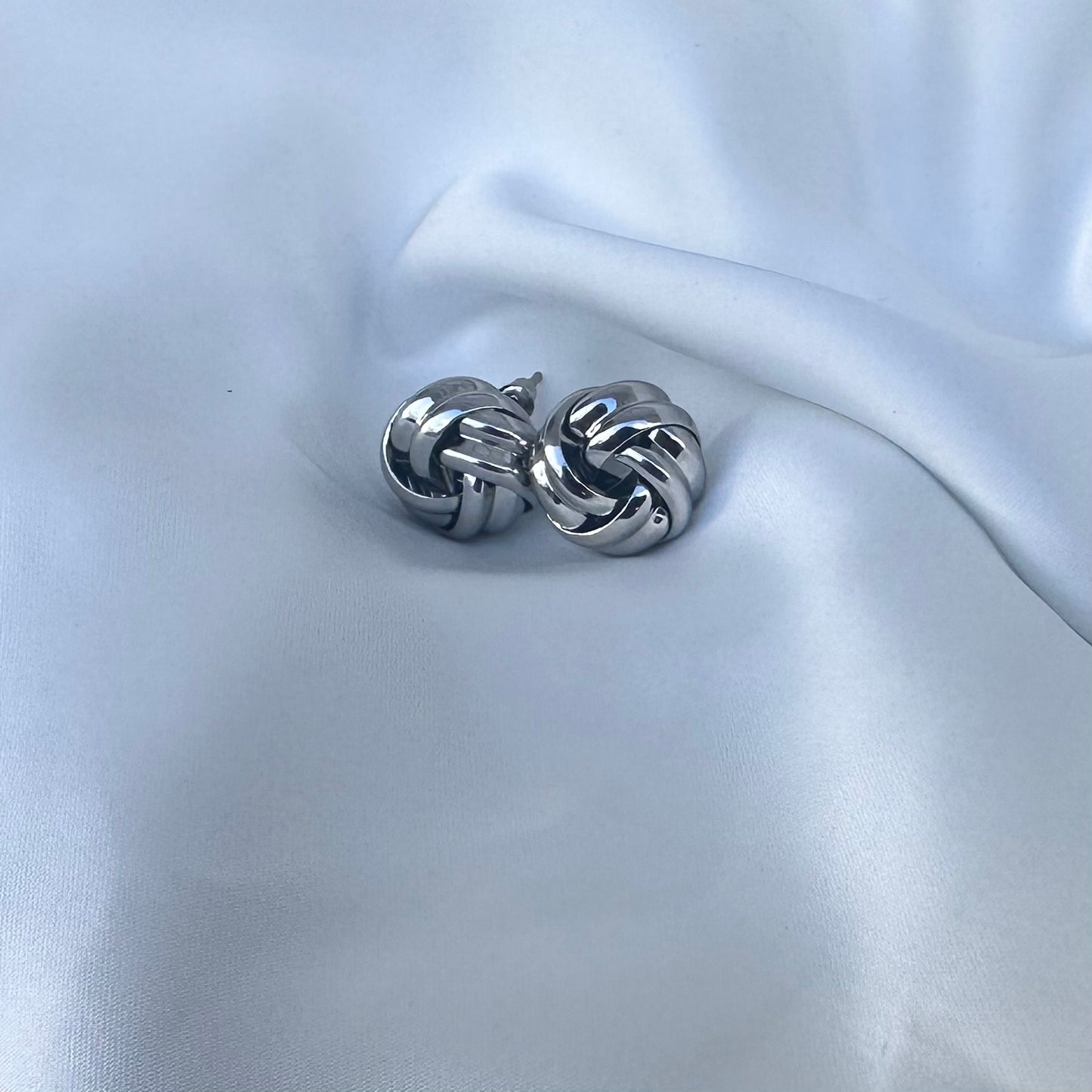 Orecchini sfera intrecciata: Passione che unisce