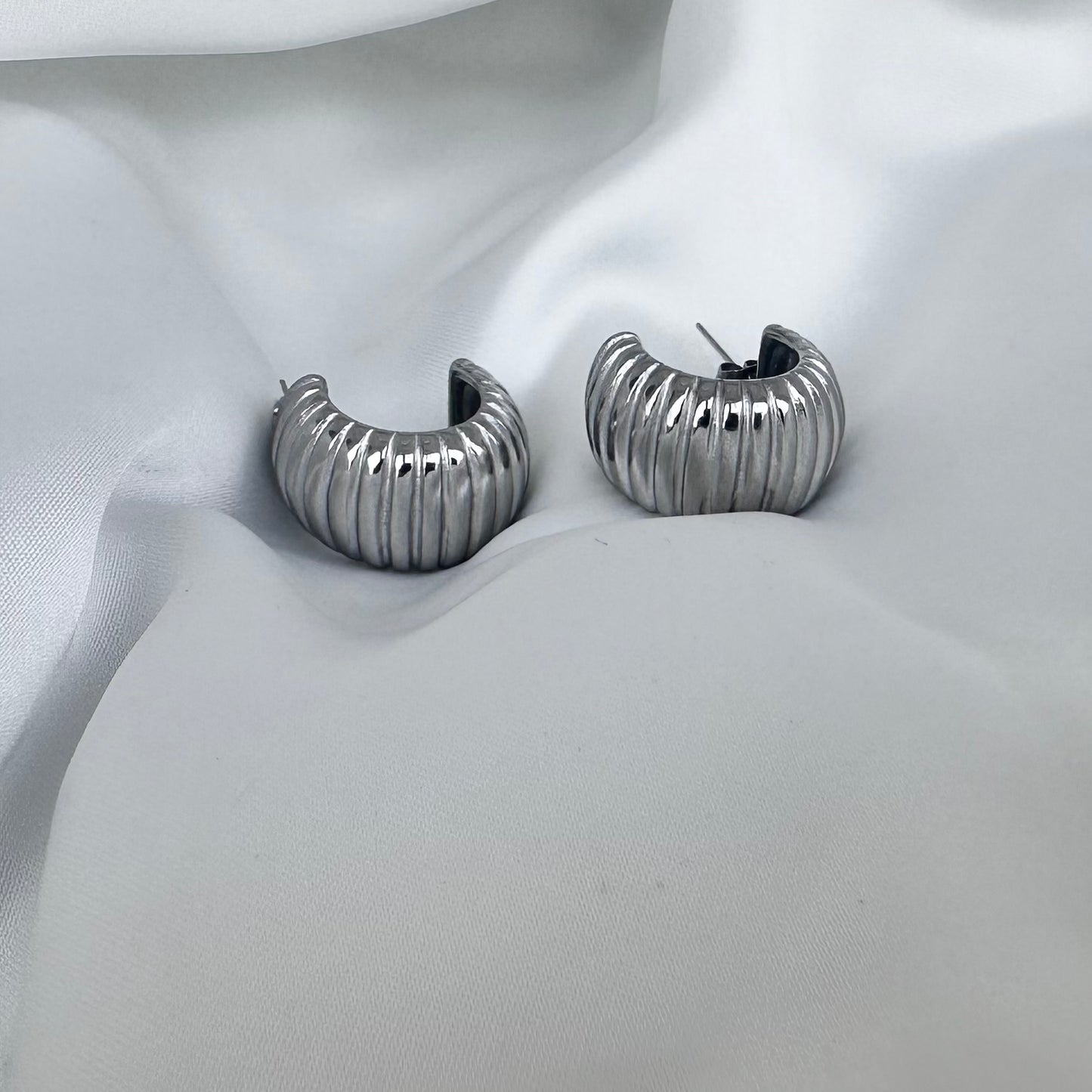 Orecchini acciaio cerchio aperto largo 3d rigato placcato argento