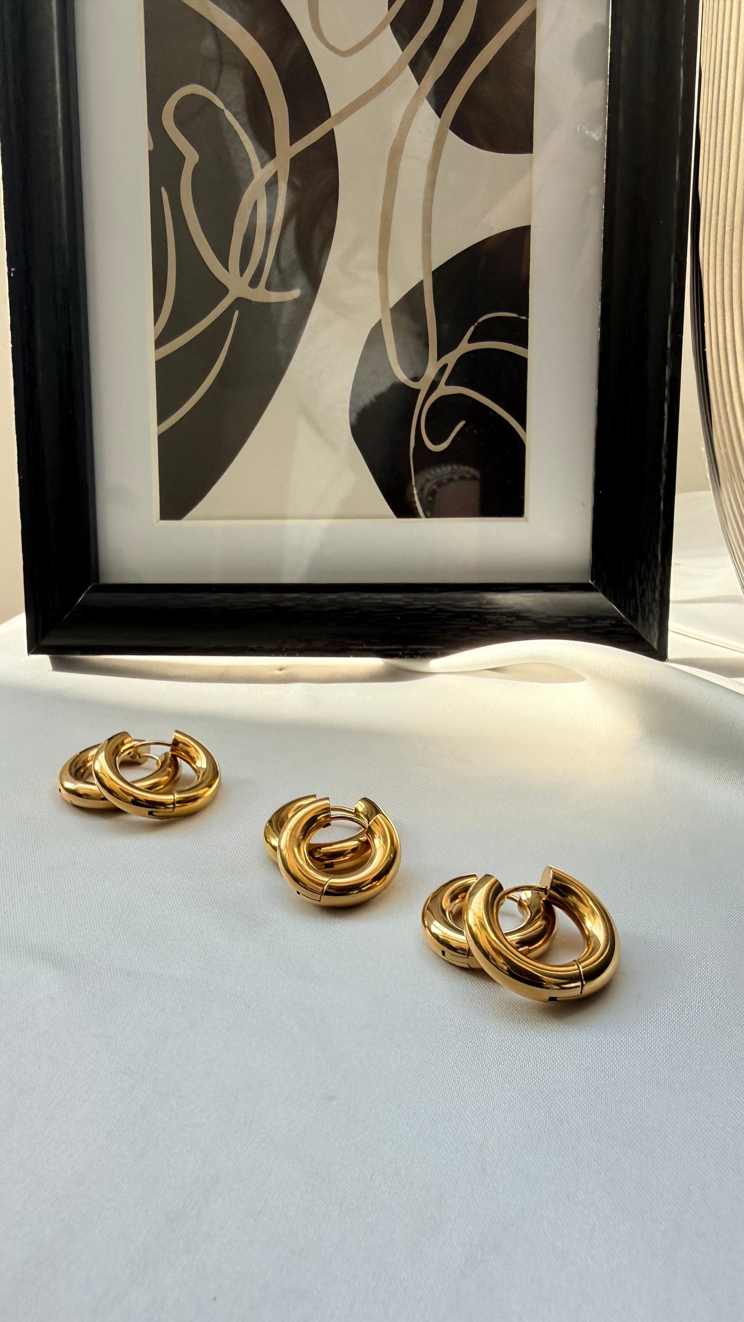 Tris Orecchini a Cerchio: Il Simbolo di Legami Eterni e Stile Senza Fine