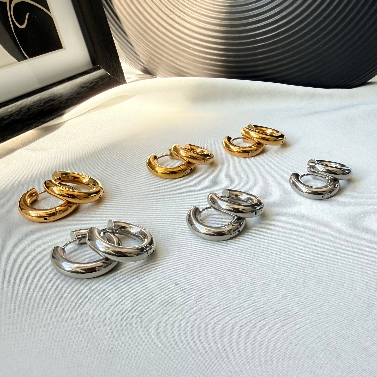 Tris Orecchini a Cerchio: Il Simbolo di Legami Eterni e Stile Senza Fine