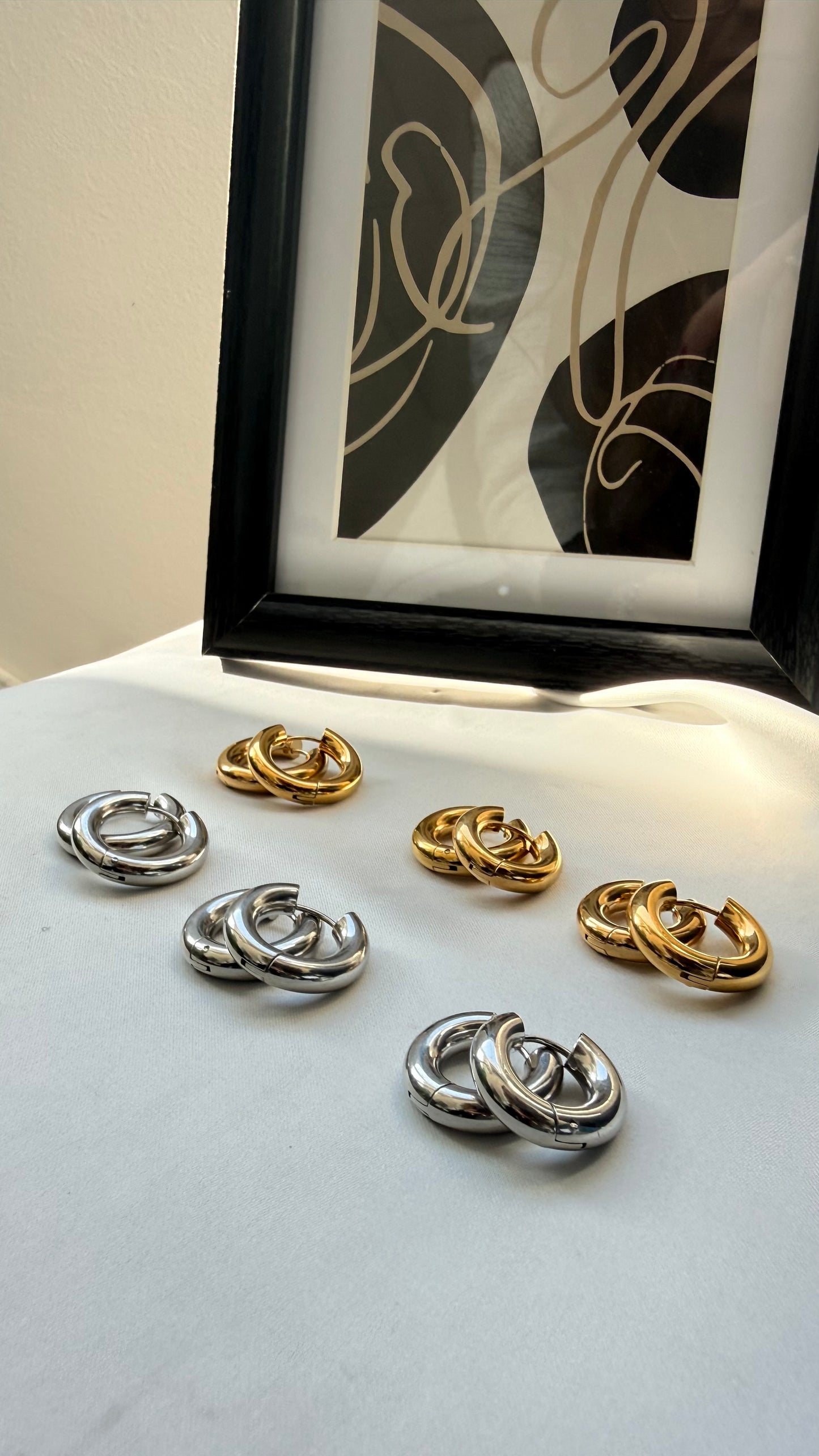 Tris Orecchini a Cerchio: Il Simbolo di Legami Eterni e Stile Senza Fine