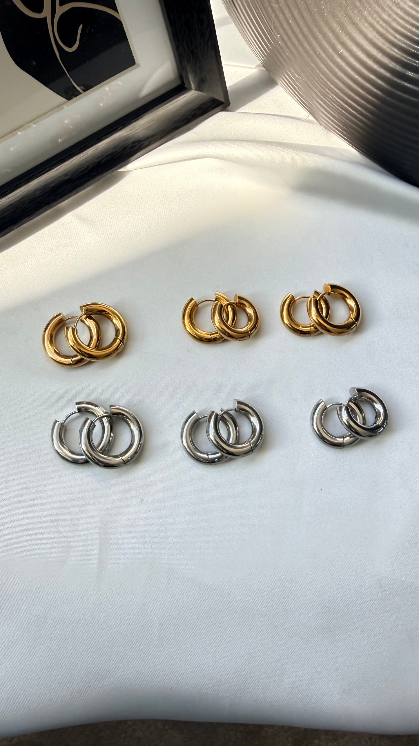 Tris Orecchini a Cerchio: Il Simbolo di Legami Eterni e Stile Senza Fine