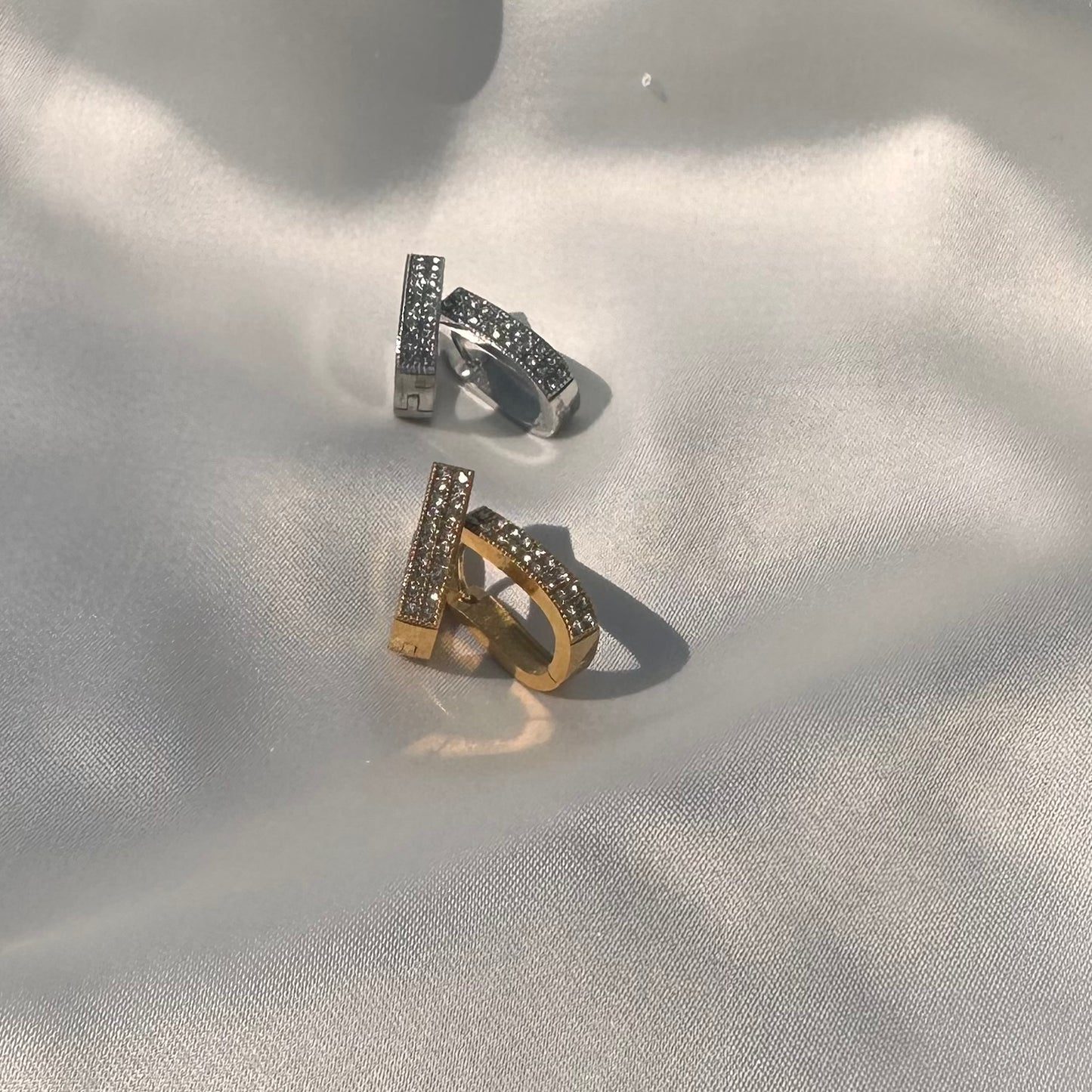 Orecchini Ovali "Riflessi di Luce": Eleganza Scintillante per Ogni Tuo Momento