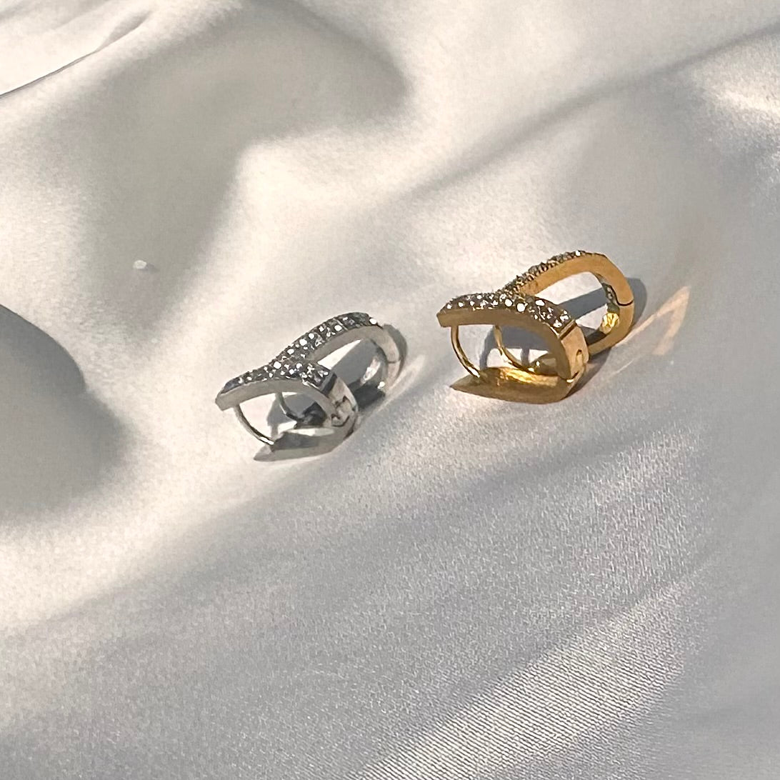 Orecchini Ovali "Riflessi di Luce": Eleganza Scintillante per Ogni Tuo Momento