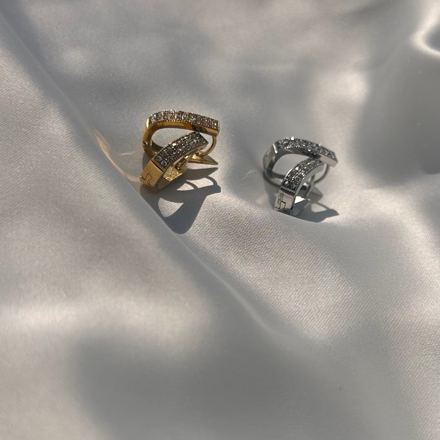 Orecchini Ovali "Riflessi di Luce": Eleganza Scintillante per Ogni Tuo Momento