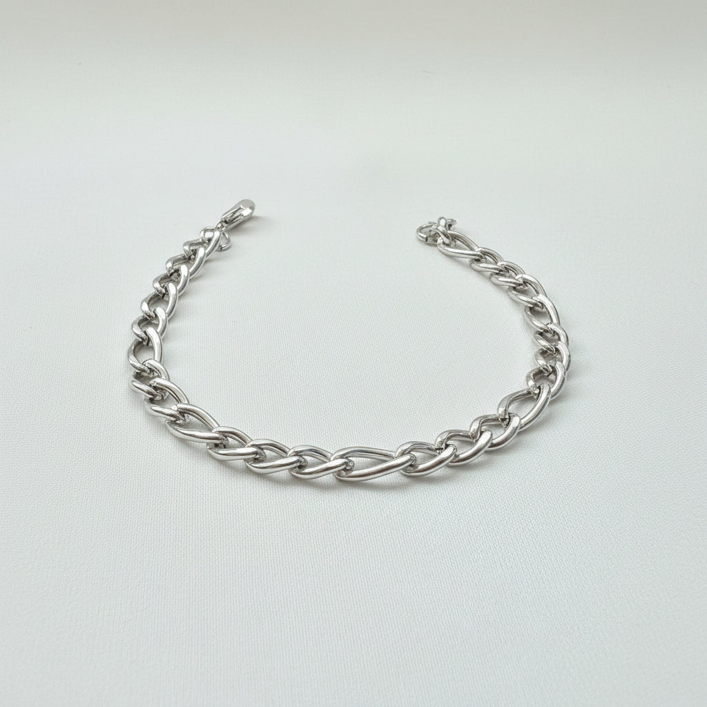 Bracciale Maglia Figaro: L'Equilibrio tra Forza e Stile