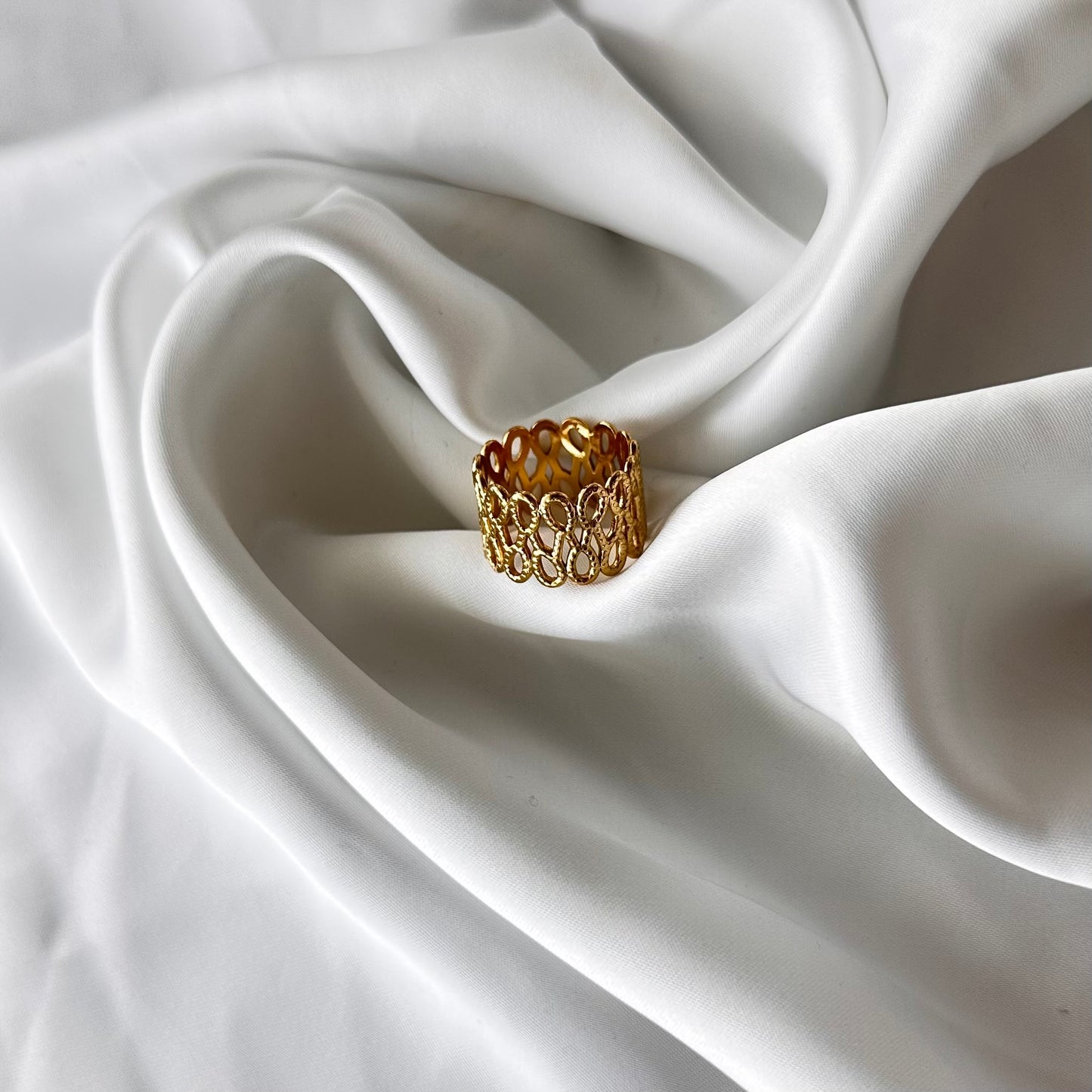 Anello Infinity Gold – Design Forato in Acciaio Inossidabile