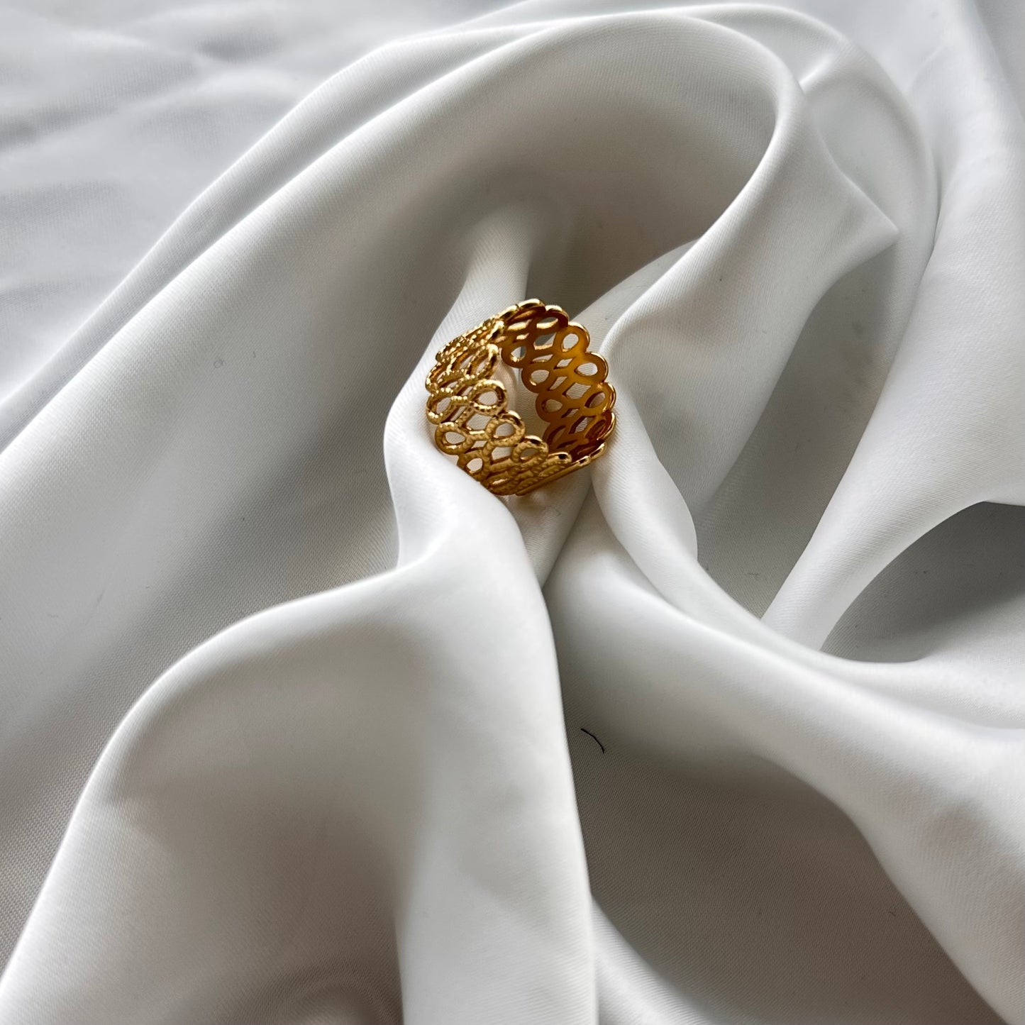 Anello Infinity Gold – Design Forato in Acciaio Inossidabile