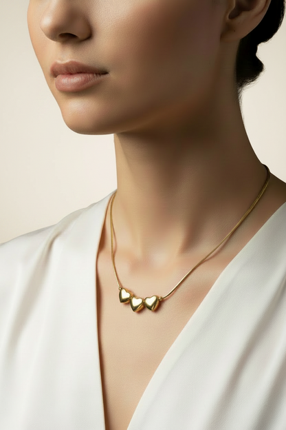 Collana Tre Cuori: Il Tuo Legame Infinito