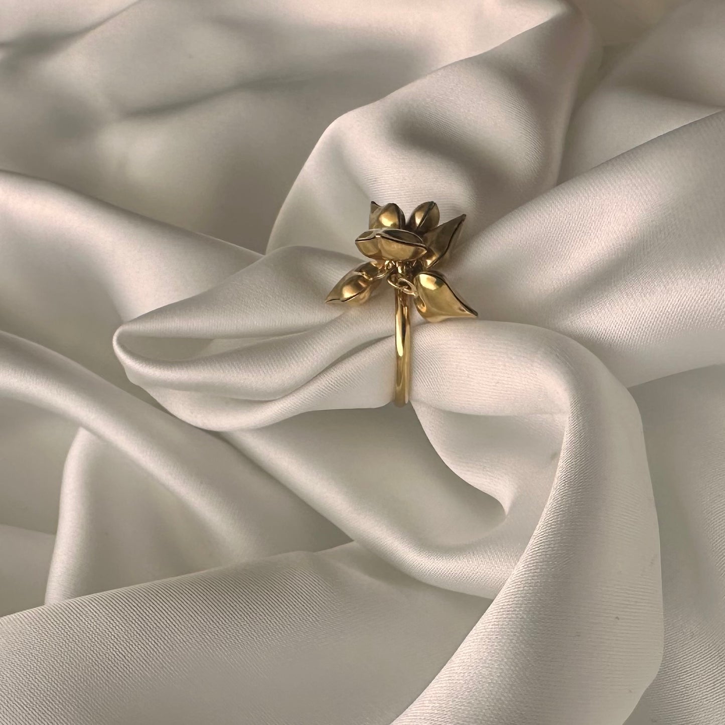 Anello dei Sei Cuori: Eleganza con un significato profondo