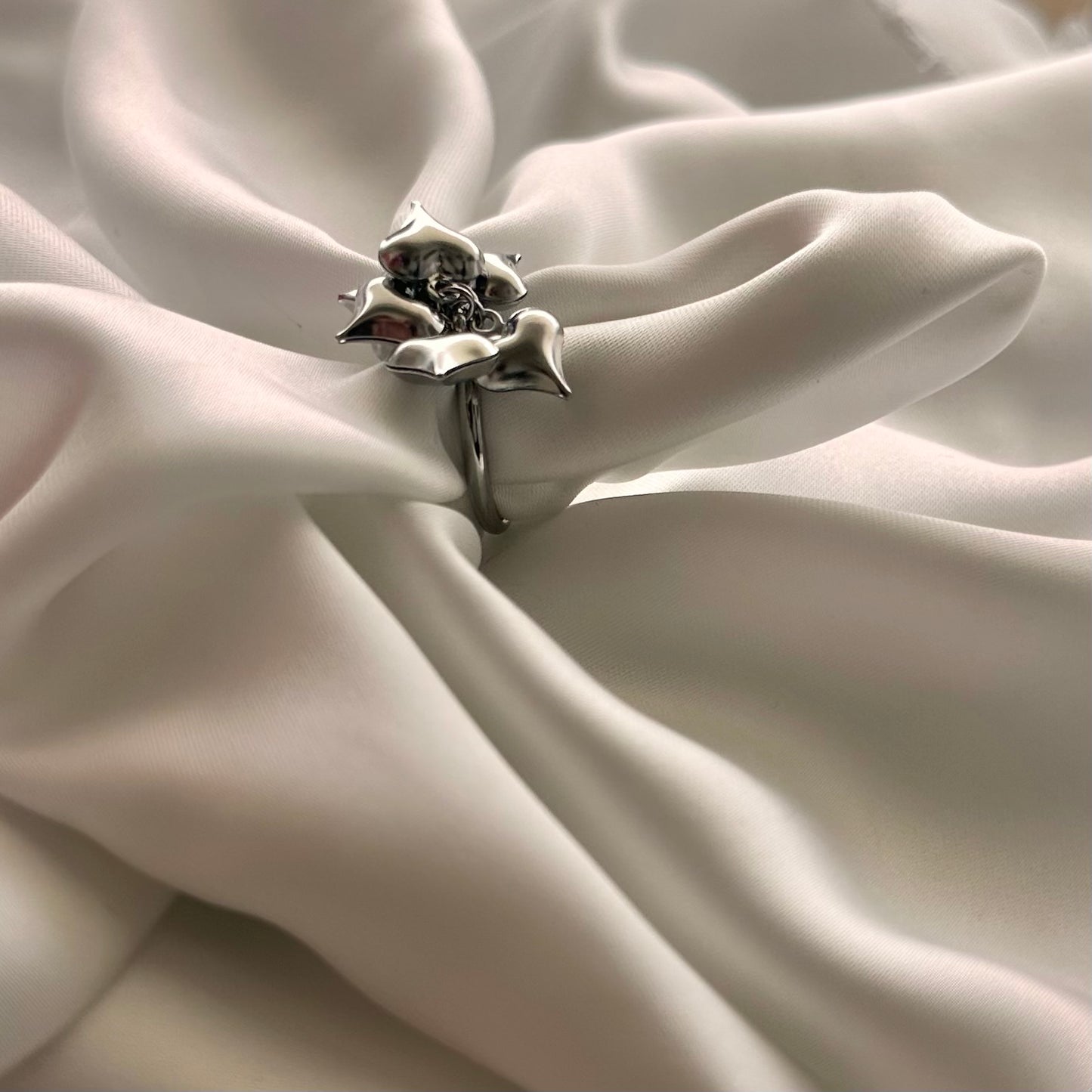 Anello dei Sei Cuori: Eleganza con un significato profondo