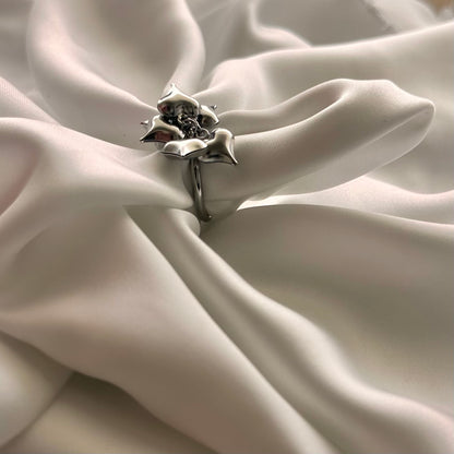 Anello dei Sei Cuori: Eleganza con un significato profondo