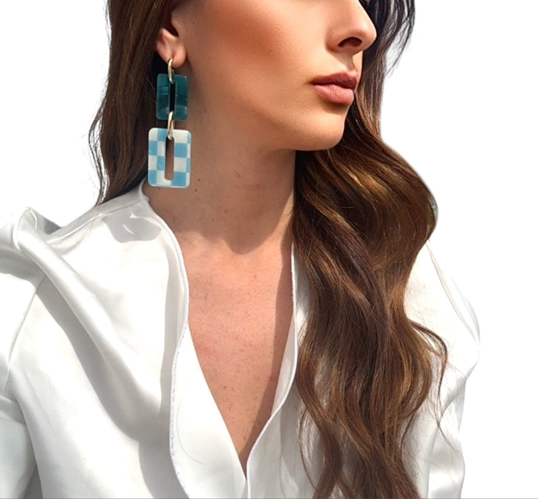 Orecchini in resina rettangolari e scacchi leggeri