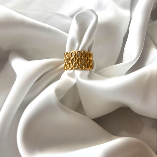 Anello Infinity Gold – Design Forato in Acciaio Inossidabile