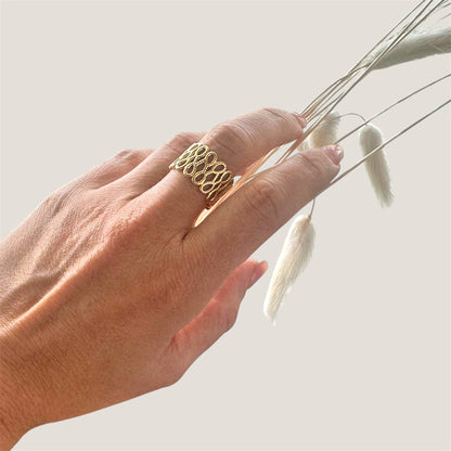 Anello Infinity Gold – Design Forato in Acciaio Inossidabile