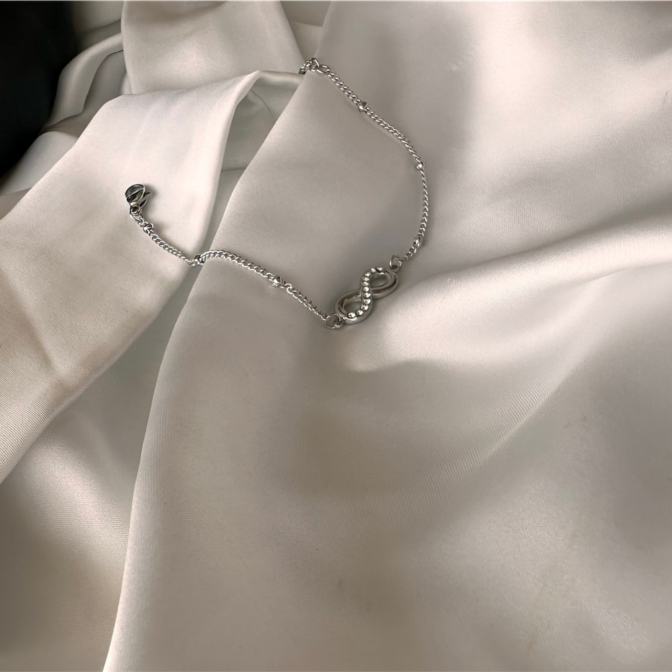 Bracciale "Infinito" in acciaio: Amore e Possibilità Infinite