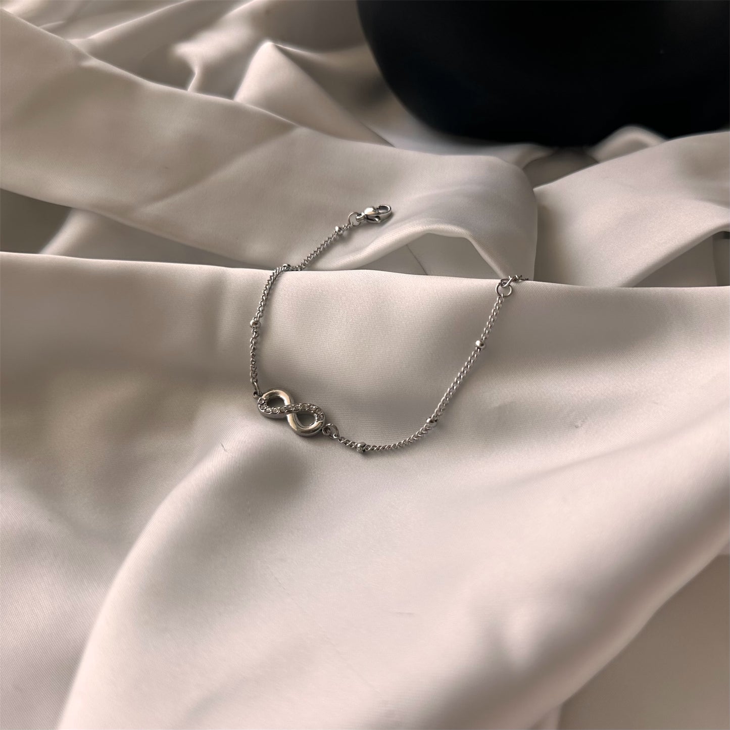 Bracciale "Infinito" in acciaio: Amore e Possibilità Infinite