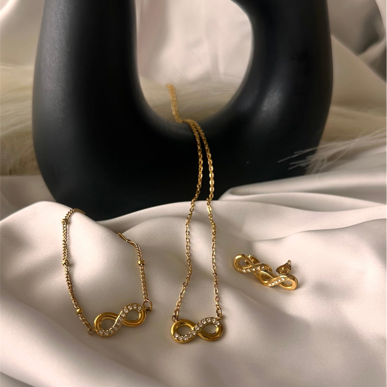 Bracciale "Infinito" in acciaio: Amore e Possibilità Infinite