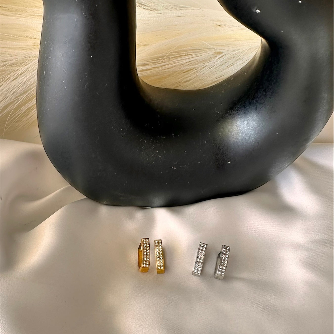 Orecchini Ovali "Riflessi di Luce": Eleganza Scintillante per Ogni Tuo Momento