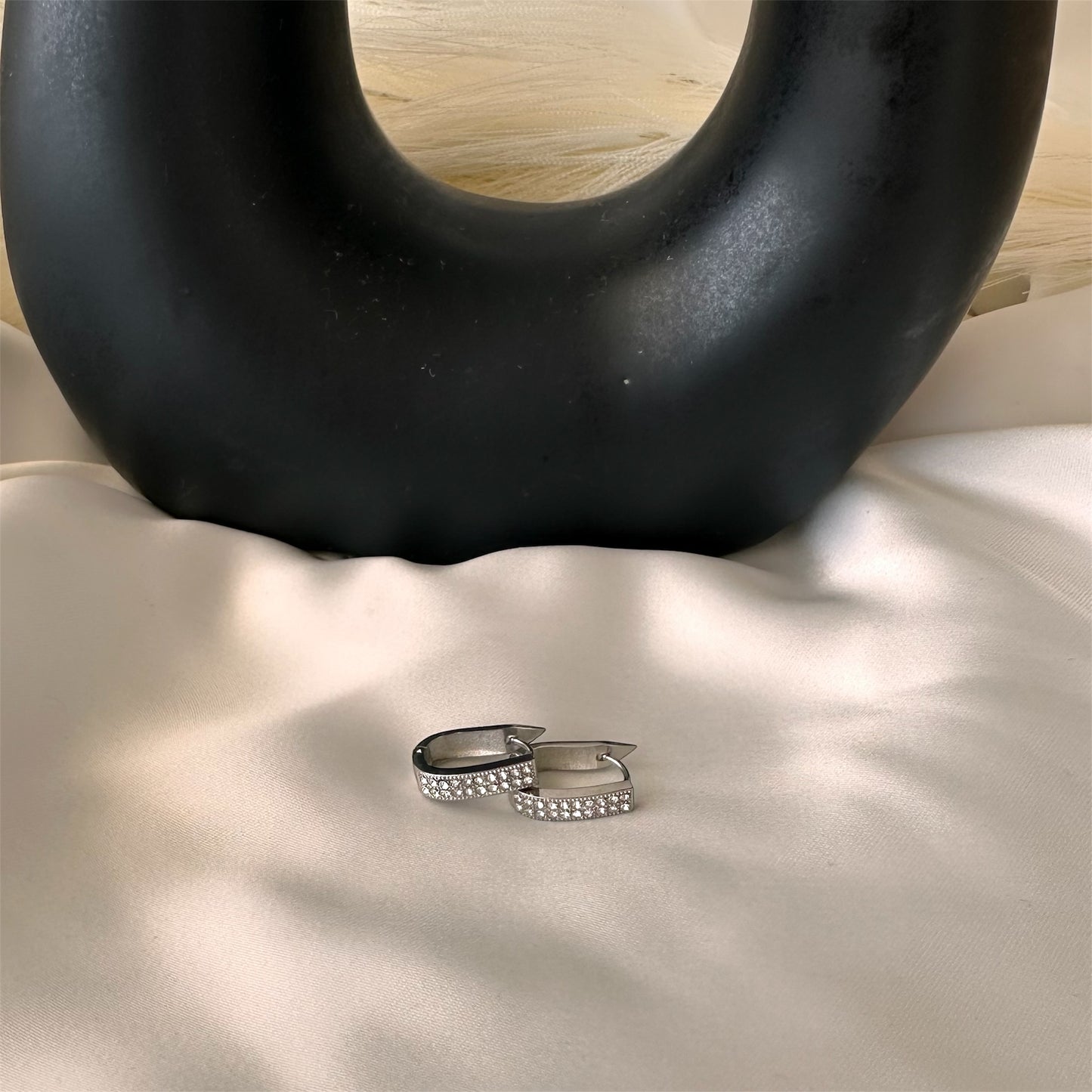 Orecchini Ovali "Riflessi di Luce": Eleganza Scintillante per Ogni Tuo Momento