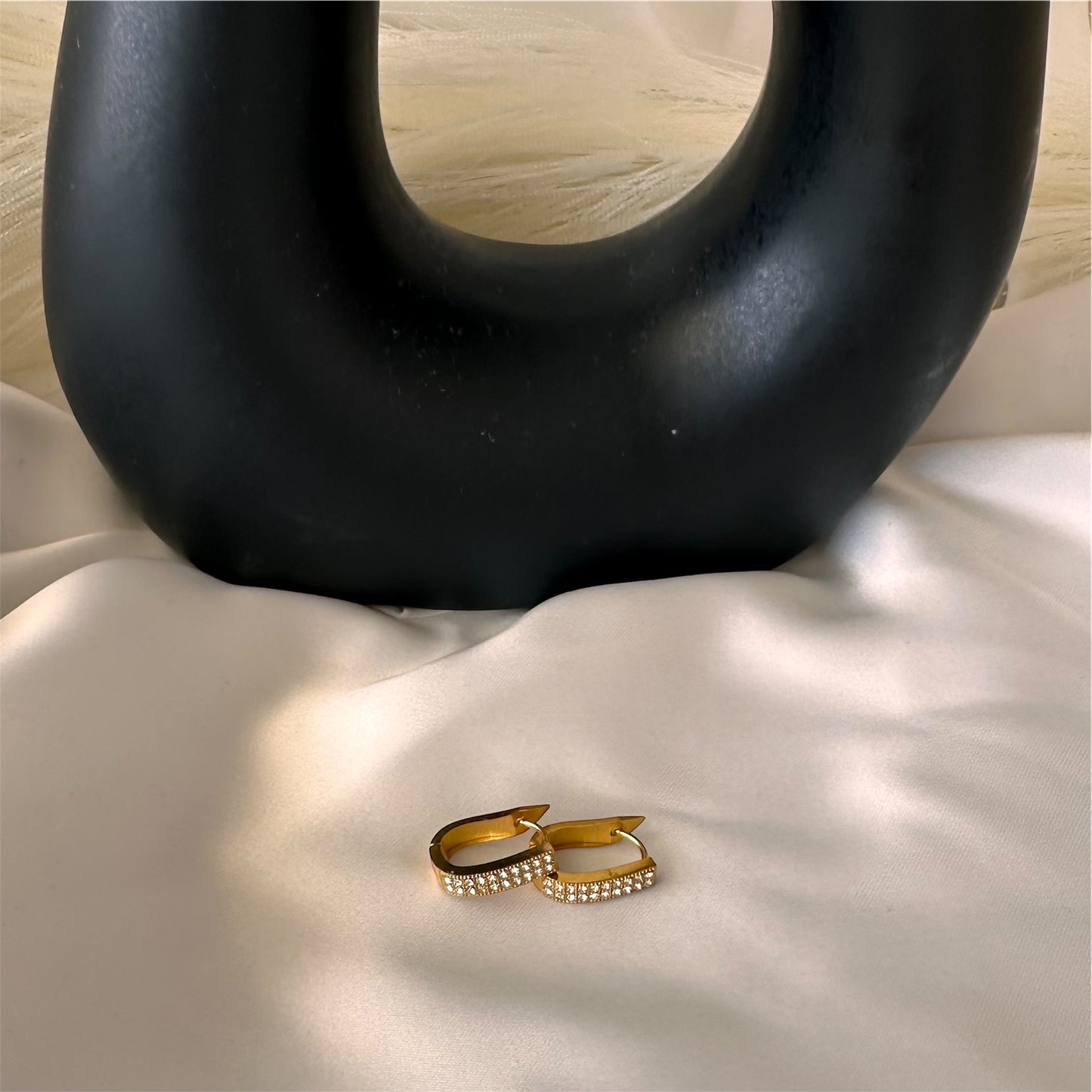 Orecchini Ovali "Riflessi di Luce": Eleganza Scintillante per Ogni Tuo Momento