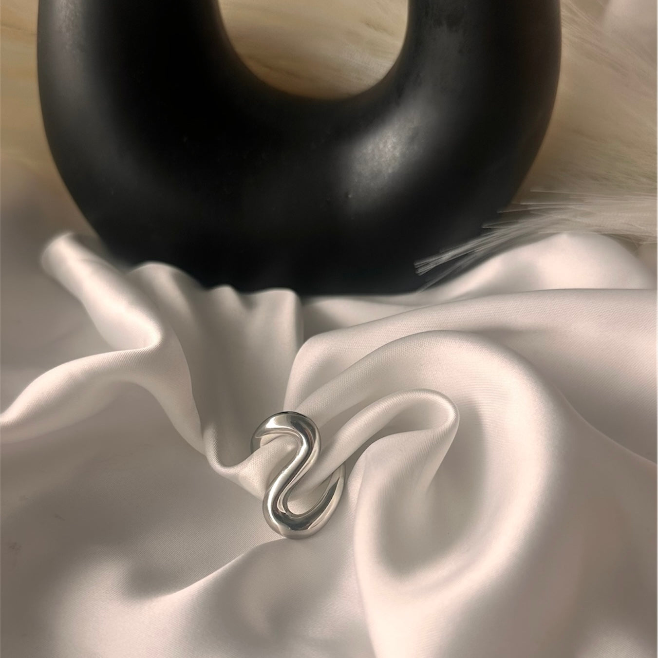 Anello Scultura: Simbolo di Forza e Rinascita Interiore