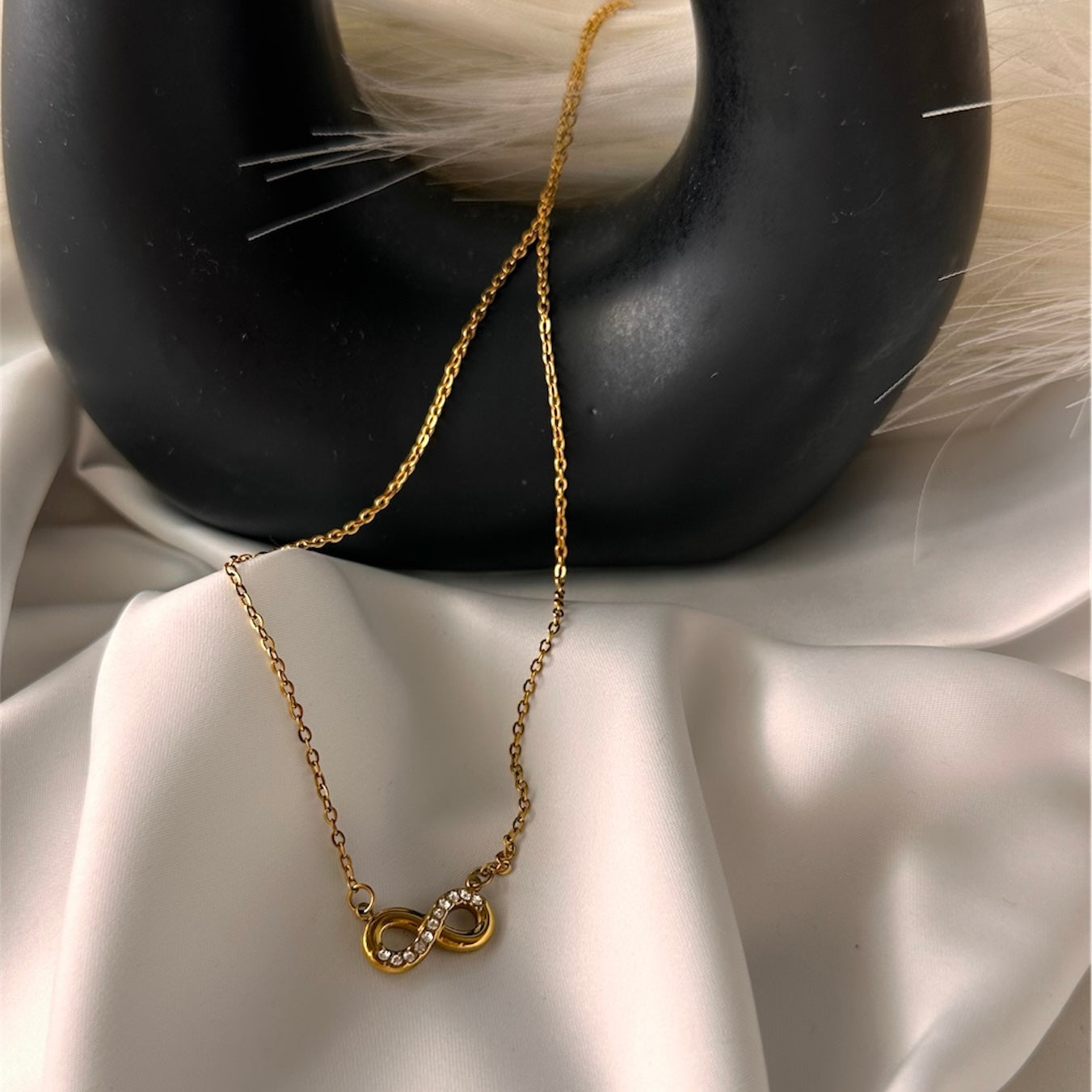 Collana "Infinito" in acciaio: Amore e Possibilità Infinite