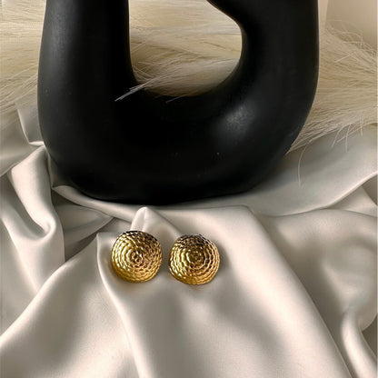 Orecchini a Scudo Martellati: Brilla con Forza